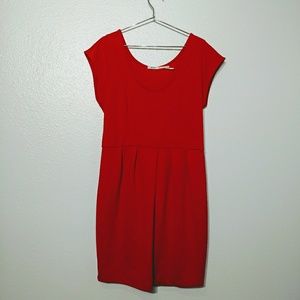 Red Pleated Pencil Dresz